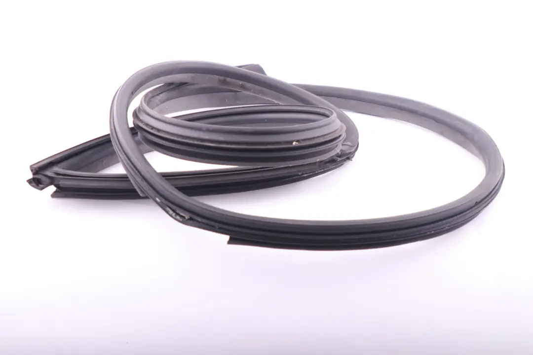 Joint protection bord porte avant droite Basaltgrau Grey pour BMW E63 à propos du numéro de pièce 7008582 BMW E63 Joint protection bord porte avant droite Basaltgrau Grey - SKU 7008582 - Numéro de pièce 7008582