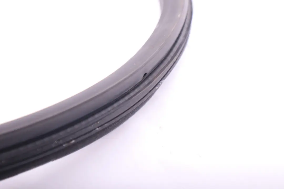 Uszczelka Drzwi Przód Prawy do BMW E63 o numerze 7008582 BMW E63 Uszczelka Drzwi Przód Prawy - SKU 7008582 - Numer Części 7008582