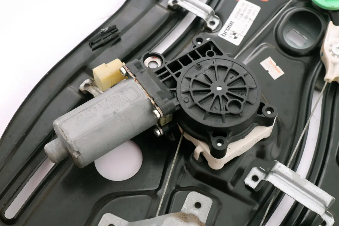 Regolatore alzacristalli con motore posteriore destro per BMW 6 E64 LCI con numero di parte 70086230 BMW 6 E64 LCI Regolatore alzacristalli con motore posteriore destro - SKU 7008630 - Numero di parte 70086230