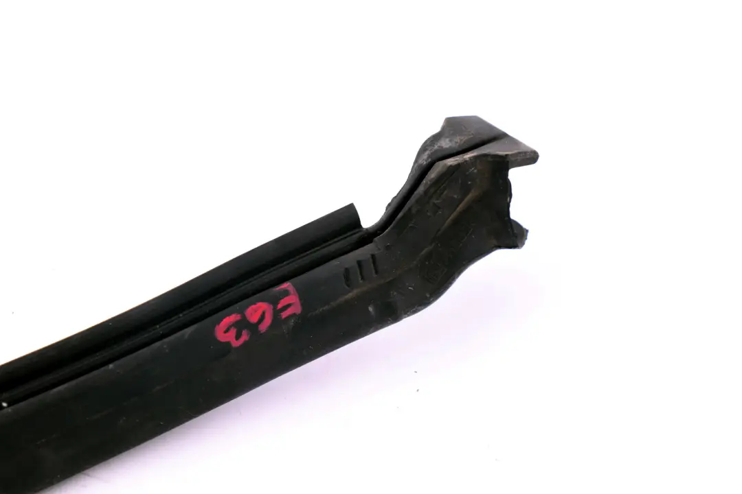 Joint Central Capot Moteur pour BMW E63 E64 LCI à propos du numéro de pièce 7008797 BMW E63 E64 LCI Joint Central Capot Moteur - SKU 7008797 - Numéro de pièce 7008797