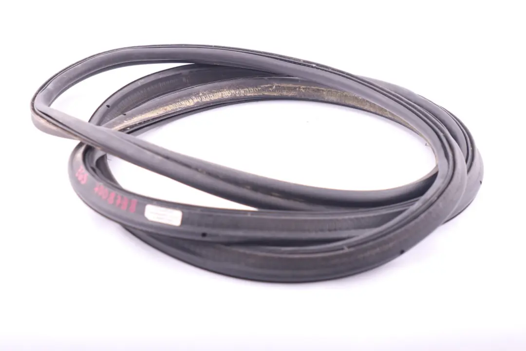 Joint d'etancheite arriere de couvercle de coffre pour BMW E63 à propos du numéro de pièce 7008798 BMW E63 Joint d'etancheite arriere de couvercle de coffre - SKU 7008798 - Numéro de pièce 7008798