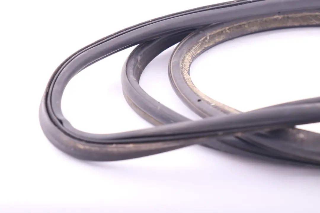 BMW E63 Joint d'etancheite arriere de couvercle de coffre - SKU 7008798 - Numéro de pièce 7008798