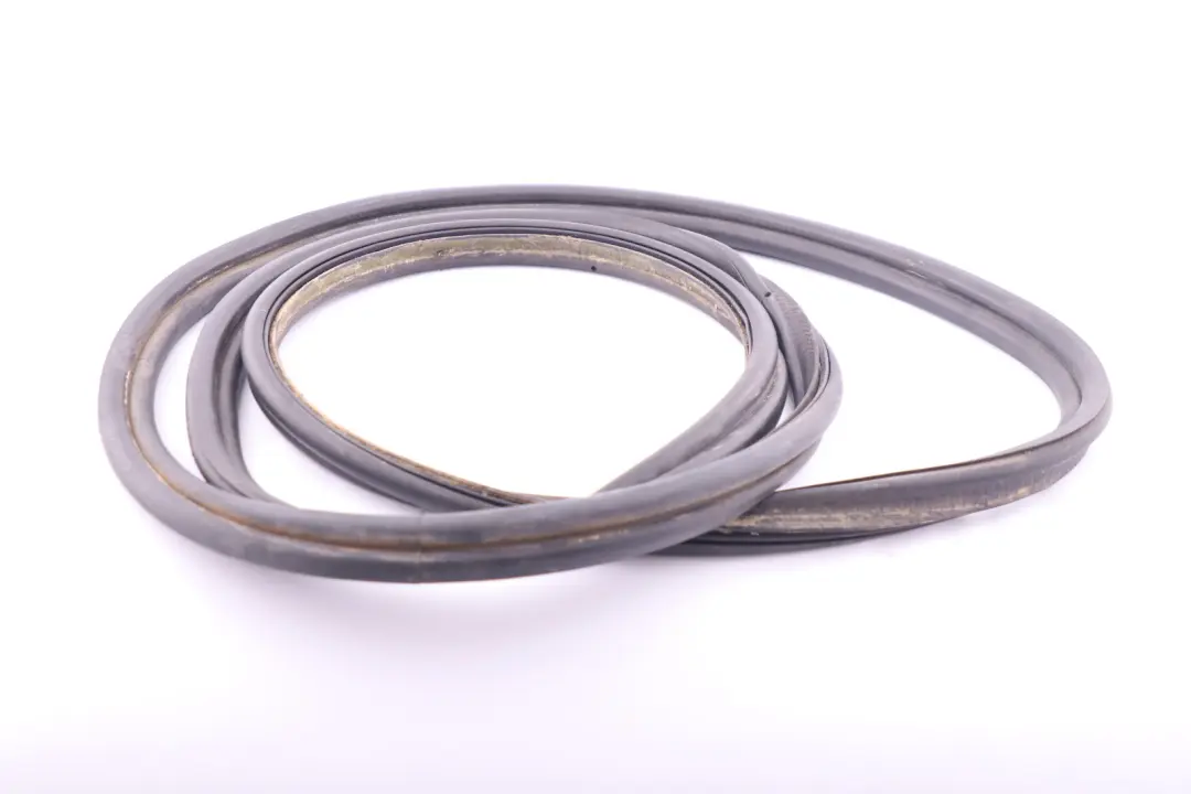 Joint d'etancheite arriere de couvercle de coffre pour BMW E63 à propos du numéro de pièce 7008798 BMW E63 Joint d'etancheite arriere de couvercle de coffre - SKU 7008798 - Numéro de pièce 7008798