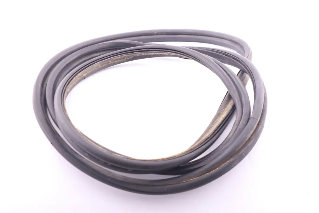 Joint d'etancheite arriere de couvercle de coffre pour BMW E63 à propos du numéro de pièce 7008798 BMW E63 Joint d'etancheite arriere de couvercle de coffre - SKU 7008798 - Numéro de pièce 7008798