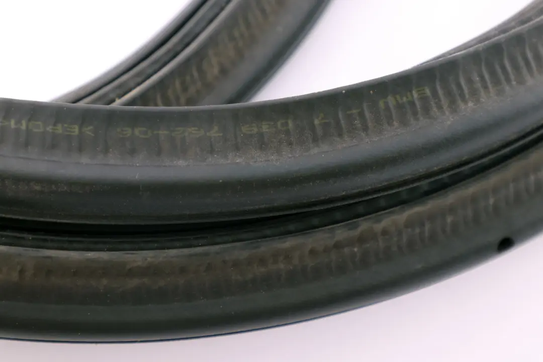 E64N LCI Cabrio Guarnizione Guarnizione Coperchio Baule per BMW E64 con numero di parte 7008807 BMW E64 E64N LCI Cabrio Guarnizione Guarnizione Coperchio Baule - SKU 7008807 - Numero di parte 7008807