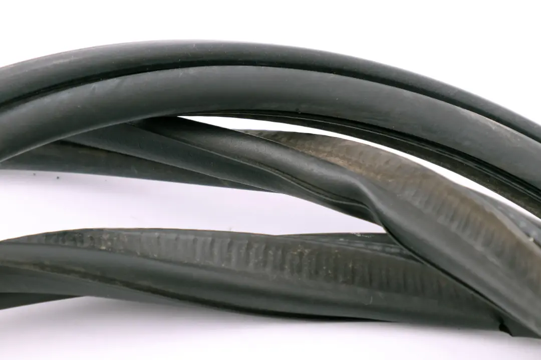 Uszczelka Klapy Bagażnika 7039762 do BMW E64 o numerze 7008807 BMW E64 Uszczelka Klapy Bagażnika 7039762 - SKU 7008807 - Numer Części 7008807