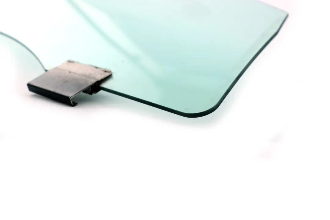 Vetro Della Porta Anteriore Verde AS2 Destra per BMW E63 E64 con numero di parte 7009710 BMW E63 E64 Vetro Della Porta Anteriore Verde AS2 Destra - SKU 7009710 - Numero di parte 7009710