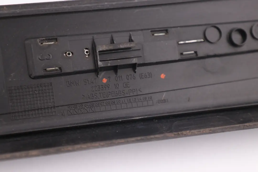 Listwa Progowa Ozdobna Drzwi Czarna Prawy Przód do BMW E63 E64 o numerze 7011076 BMW E63 E64 Listwa Progowa Ozdobna Drzwi Czarna Prawy Przód - SKU 7011076 - Numer Części 7011076