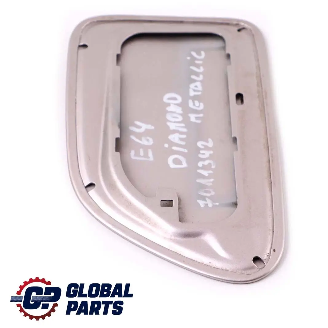 Coperchio Sportello Carburante Diamond Metallic per BMW Serie 6 E63 E64 con numero di parte 7011342 BMW Serie 6 E63 E64 Coperchio Sportello Carburante Diamond Metallic - SKU 7011342-DIA - Numero di parte 7011342