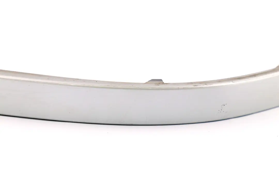 Parachoques Trasero Izquierdo Acabado Moldura Moldura Titansilber para BMW E65 con número de pieza 7012287 BMW E65 Parachoques Trasero Izquierdo Acabado Moldura Moldura Titansilber - SKU 7012287-TS - Número de pieza 7012287