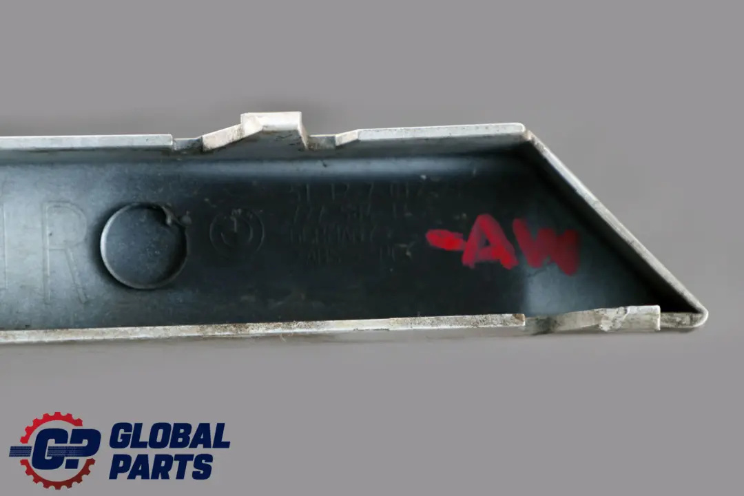 Blende Heckleuchte Hinten Rechts Alpinweiss 3 für BMW 7 er E65 mit Teilenummer 7012288 BMW 7 er E65 Blende Heckleuchte Hinten Rechts Alpinweiss 3 - SKU 7012288-AW - Teilenummer 7012288