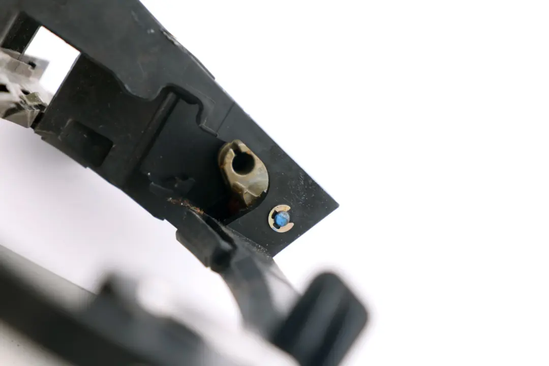 Supporto Maniglia Porta Esterna Posteriore Destra 7191572 per BMW E65 E66 E67 con numero di parte 51227013704 BMW E65 E66 E67 Supporto Maniglia Porta Esterna Posteriore Destra 7191572 - SKU 7013704 - Numero di parte 51227013704