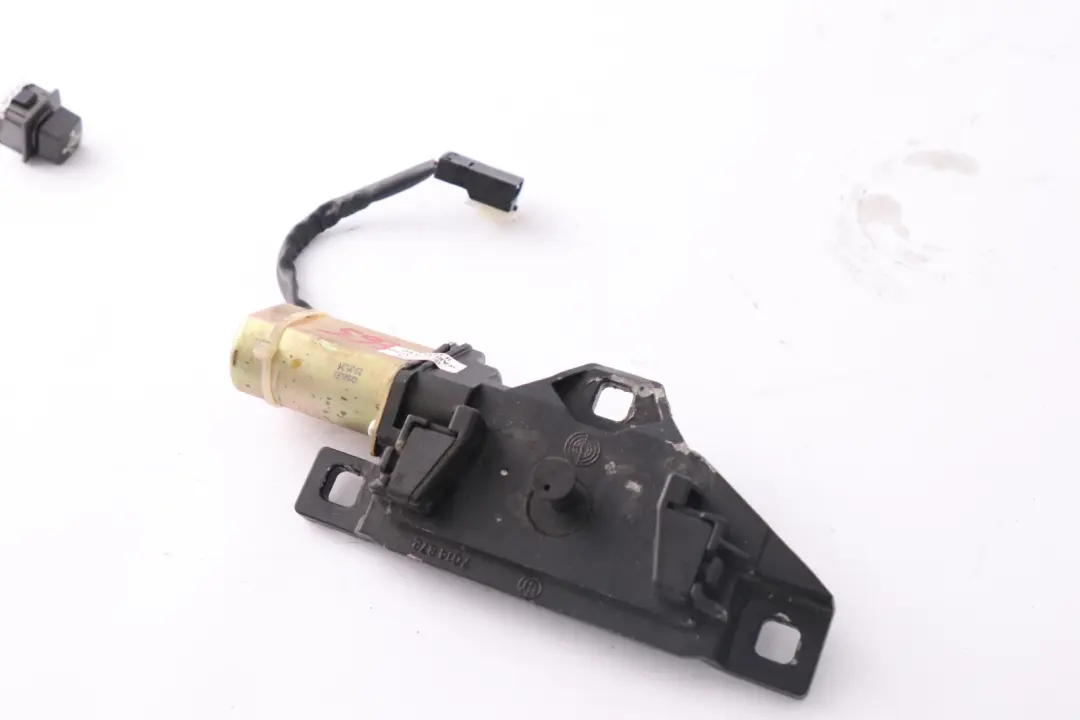 Tapa maletero Motor accionamiento cierre portón trasero para BMW E65 E66 E67 con número de pieza 7014872 BMW E65 E66 E67 Tapa maletero Motor accionamiento cierre portón trasero - SKU 7014872 - Número de pieza 7014872