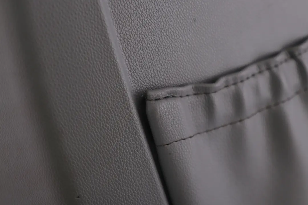 Reihe E60 E61 E65 Rückwand Vinyl Kunstleder FLANELLGRAU 5210 für BMW 5 7 mit Teilenummer 7015656 BMW 5 7 Reihe E60 E61 E65 Rückwand Vinyl Kunstleder FLANELLGRAU 5210 - SKU 7015656 - Teilenummer 7015656