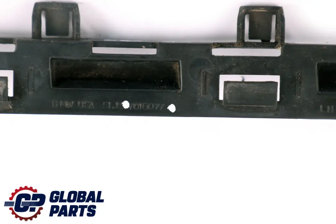 Staffa Montaggio Paraurti Posteriore Sinistro per BMW Z4 E85 Cabrio con numero di parte 7016077 BMW Z4 E85 Cabrio Staffa Montaggio Paraurti Posteriore Sinistro - SKU 7016077 - Numero di parte 7016077