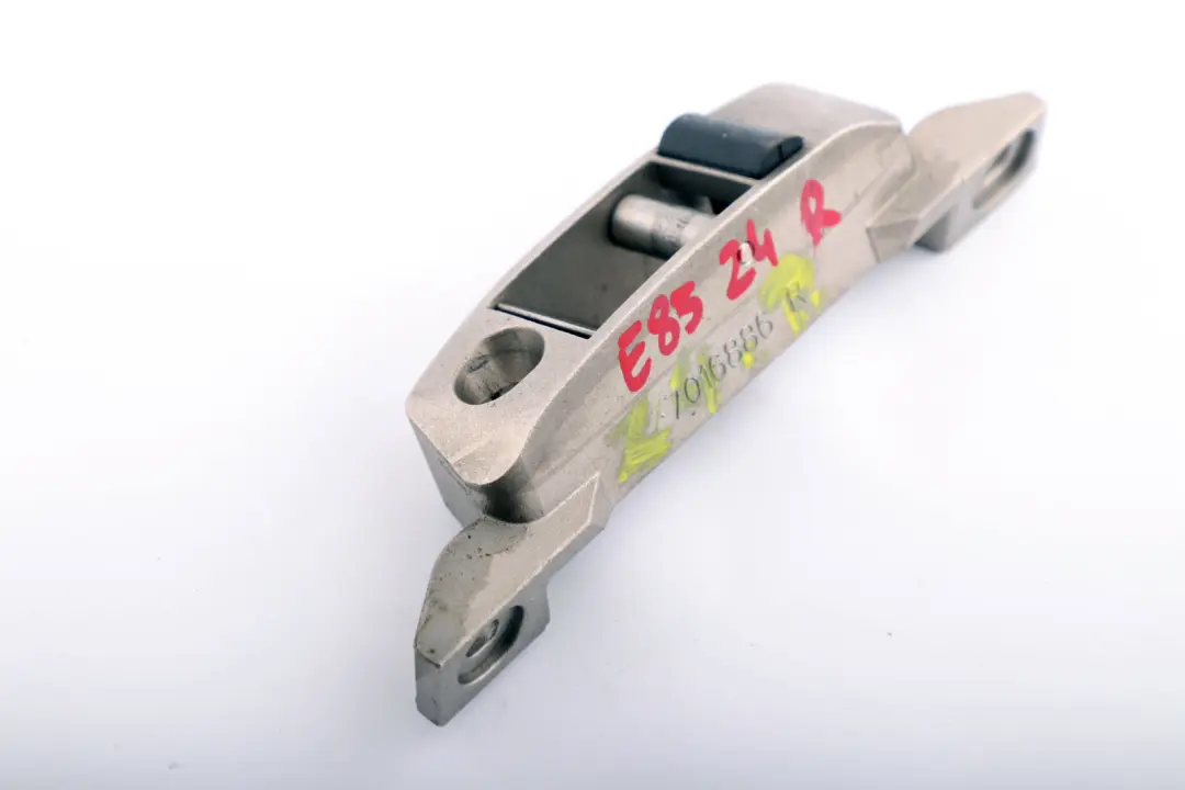 Zaczep Zamek Rygiel Dachu Prawy do BMW E85 Z4 o numerze 7016886 BMW E85 Z4 Zaczep Zamek Rygiel Dachu Prawy - SKU 7016886 - Numer Części 7016886