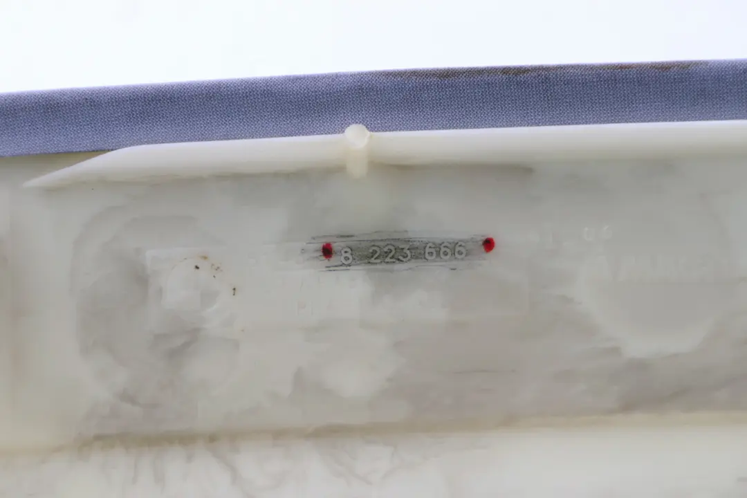 Cubierta Delantal Derecho Tela Steingrau Gris 8223666 para BMW E65 E66 con número de pieza 7018076 BMW E65 E66 Cubierta Delantal Derecho Tela Steingrau Gris 8223666 - SKU 7018076 - Número de pieza 7018076