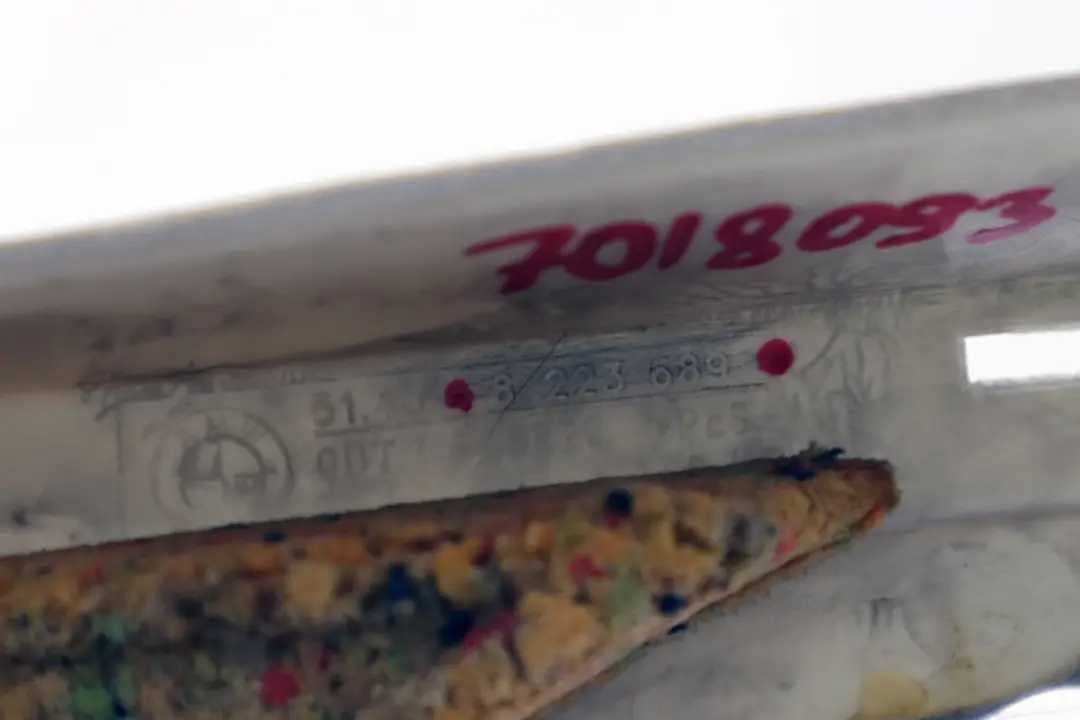 Osłona Obudowa Słupka Lewa Szara do BMW E65 E66 o numerze 7018093 BMW E65 E66 Osłona Obudowa Słupka Lewa Szara - SKU 7018093 - Numer Części 7018093