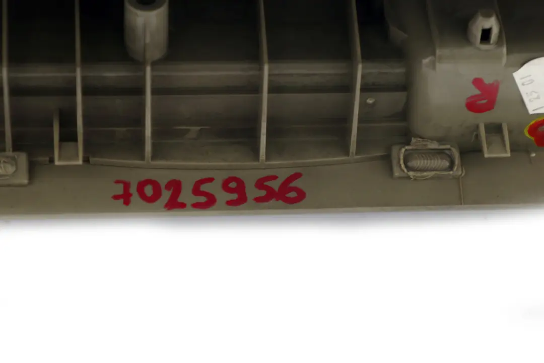 Kratka osłona bagażnika prawa zielona do BMW E53 X5 o numerze 7027134 BMW E53 X5 Kratka osłona bagażnika prawa zielona - SKU 7025956 - Numer Części 7027134