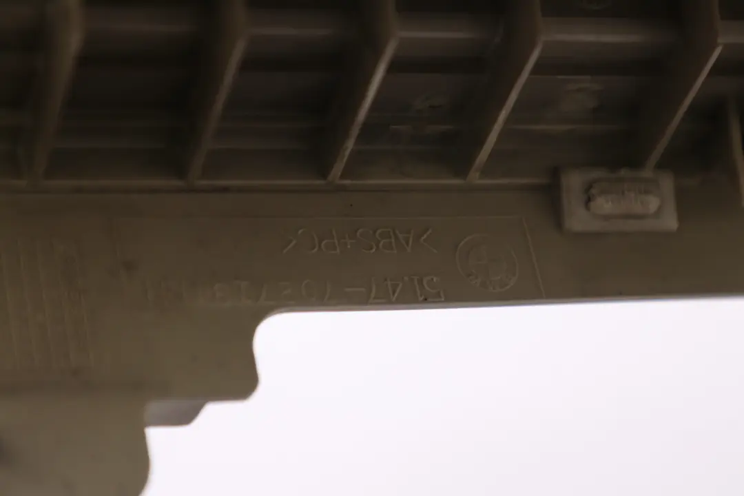 Kratka osłona bagażnika prawa zielona do BMW E53 X5 o numerze 7027134 BMW E53 X5 Kratka osłona bagażnika prawa zielona - SKU 7025956 - Numer Części 7027134