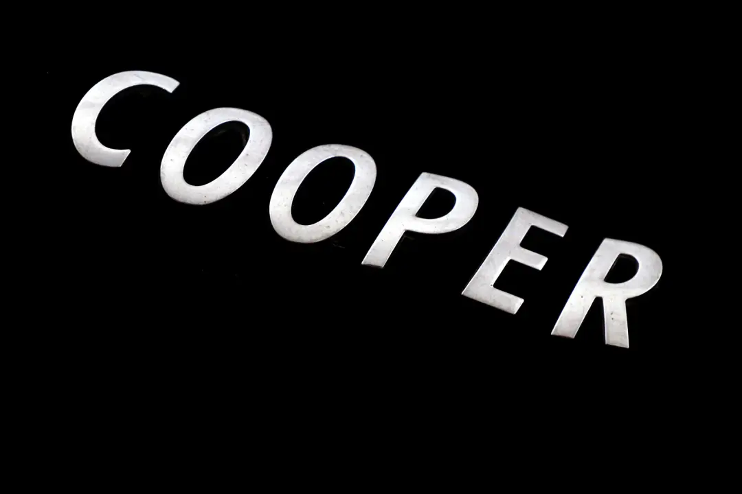  GENUINO Mini Cooper One R50 R52 R53 R55 R56 Lettering Emblema Logo Cooper - SKU 7026180 - Número de pieza 7026180