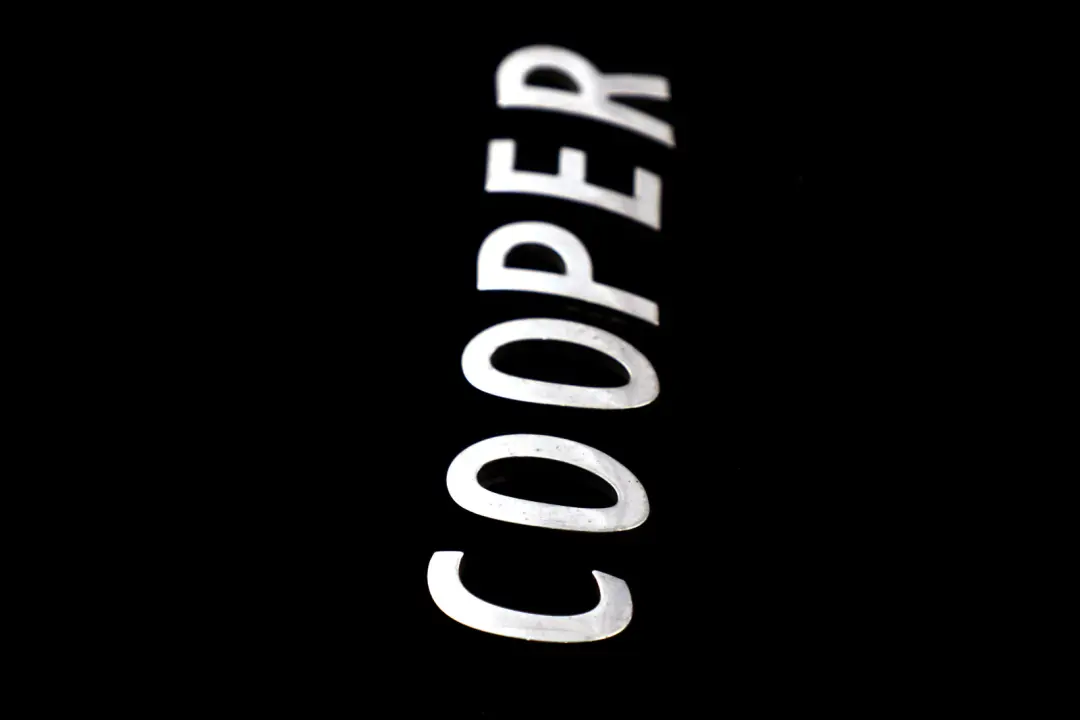  GENUINO Mini Cooper One R50 R52 R53 R55 R56 Lettering Emblema Logo Cooper - SKU 7026180 - Número de pieza 7026180