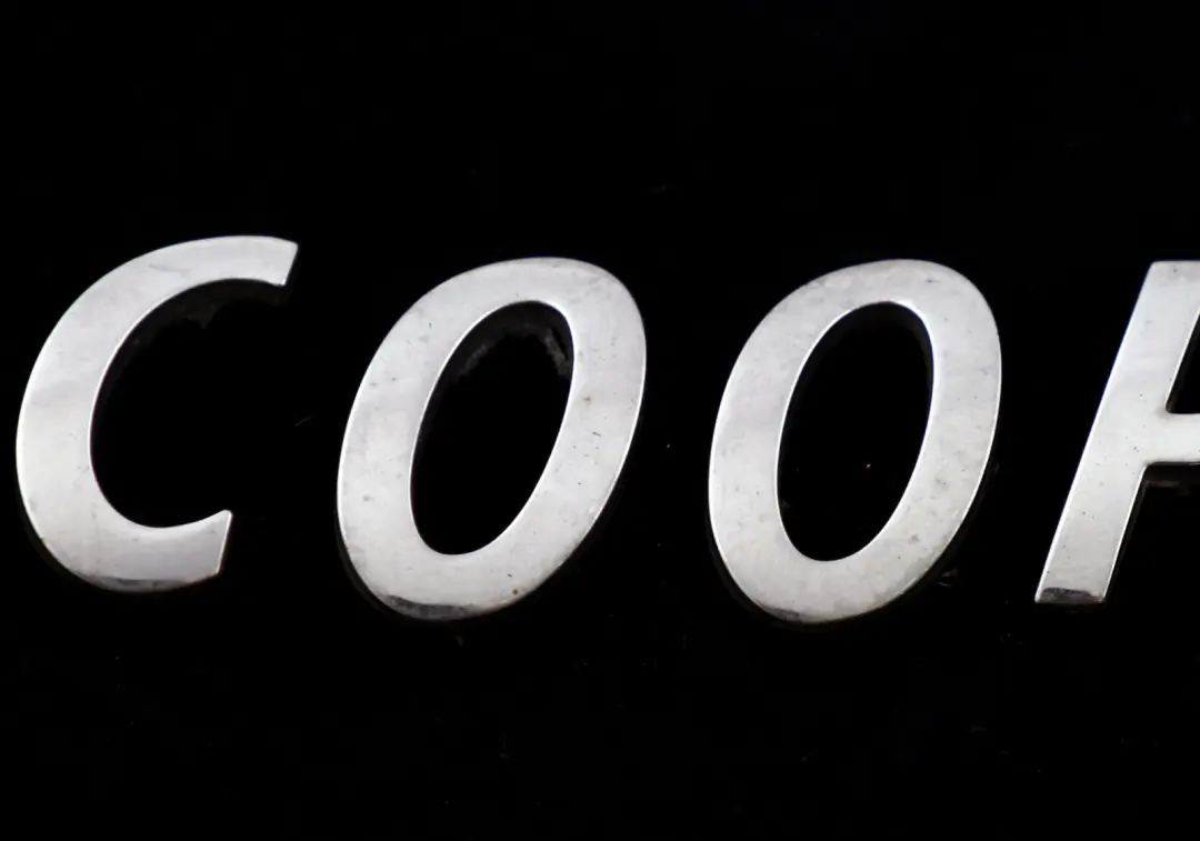 Scritta Emblema Logo COOPER per Mini Cooper One R50 R52 R53 R55 R56 con numero di parte 7026180 Mini Cooper One R50 R52 R53 R55 R56 Scritta Emblema Logo COOPER - SKU 7026180 - Numero di parte 7026180