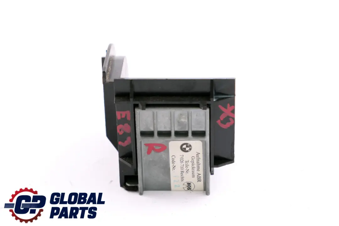 Mocowanie rolety prawe do BMW E39 E46 E61 E83 X3 o numerze 51477026710 BMW E39 E46 E61 E83 X3 Mocowanie rolety prawe - SKU 7026710 - Numer Części 51477026710