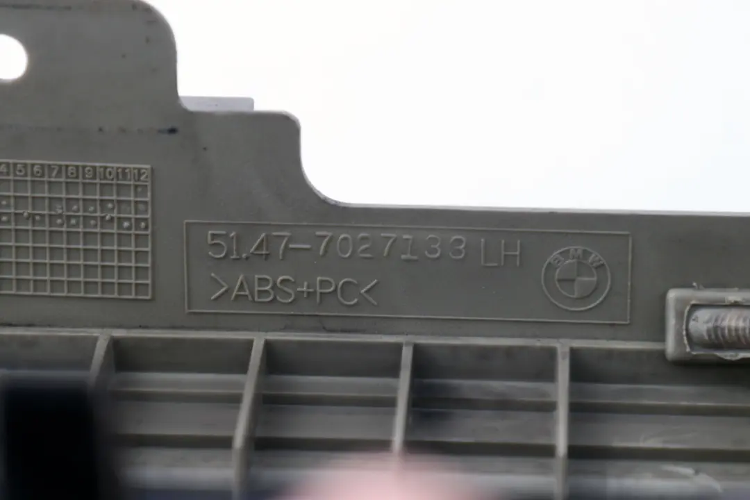 Sfiato Aria SX Coperchio Verde per BMW X5 E53 con numero di parte 7027133 BMW X5 E53 Sfiato Aria SX Coperchio Verde - SKU 7027141 - Numero di parte 7027133