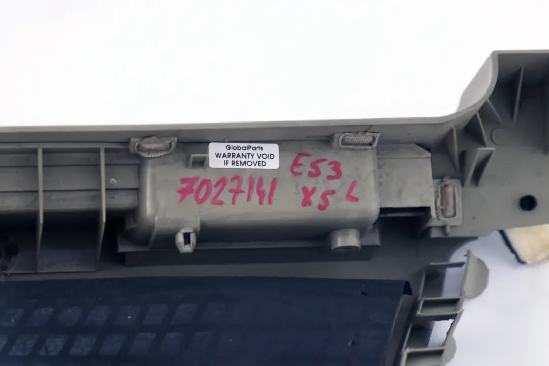 Kratka osłona bagażnika lewa zielona do BMW E53 X5 o numerze 7027133 BMW E53 X5 Kratka osłona bagażnika lewa zielona - SKU 7027141 - Numer Części 7027133