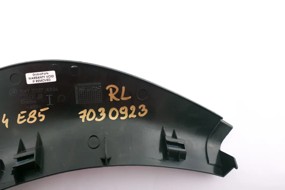 Cubierta Tapa Trasera Izquierda Embellecedor Entrada Negro 7027143 para BMW E85 con número de pieza 7030923 BMW E85 Cubierta Tapa Trasera Izquierda Embellecedor Entrada Negro 7027143 - SKU 7030923 - Número de pieza 7030923