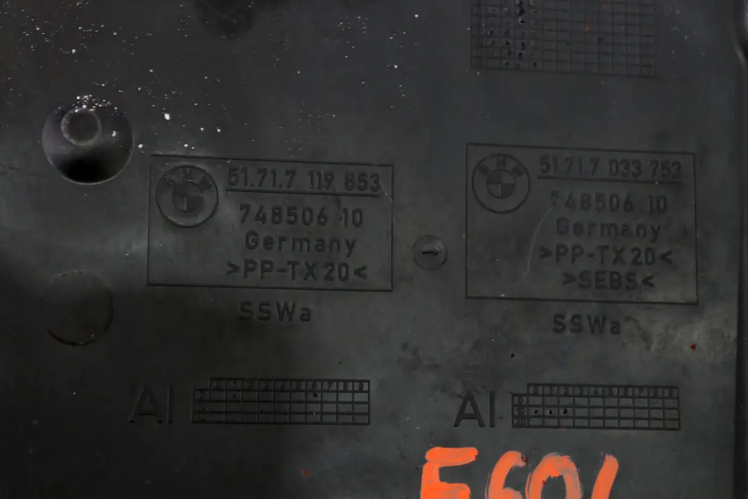 Panel Osłona Nadkola Trójkąt Lewy Przód do BMW E60 E61 LCI o numerze 7033753 BMW E60 E61 LCI Panel Osłona Nadkola Trójkąt Lewy Przód - SKU 7033753 - Numer Części 7033753