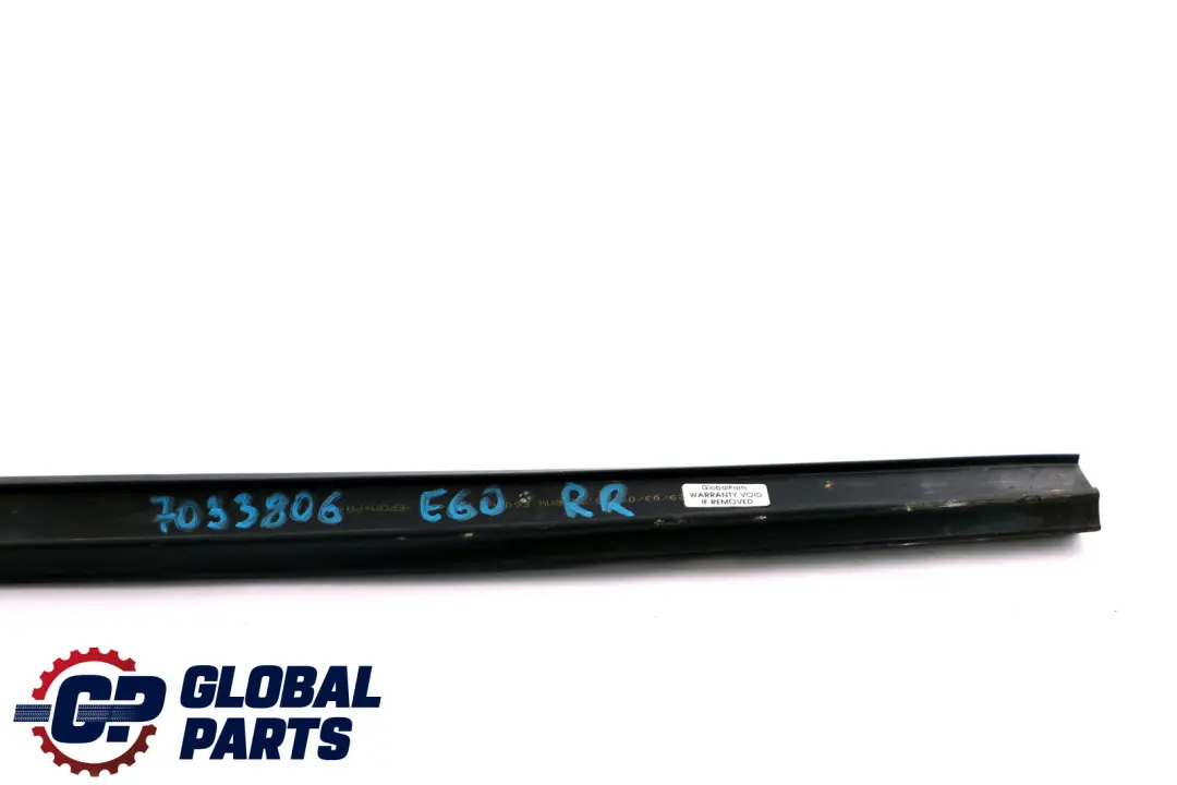 Destra Porta Posteriore Finestra Guida Trim per BMW E60 con numero di parte 7033806 BMW E60 Destra Porta Posteriore Finestra Guida Trim - SKU 7033806 - Numero di parte 7033806