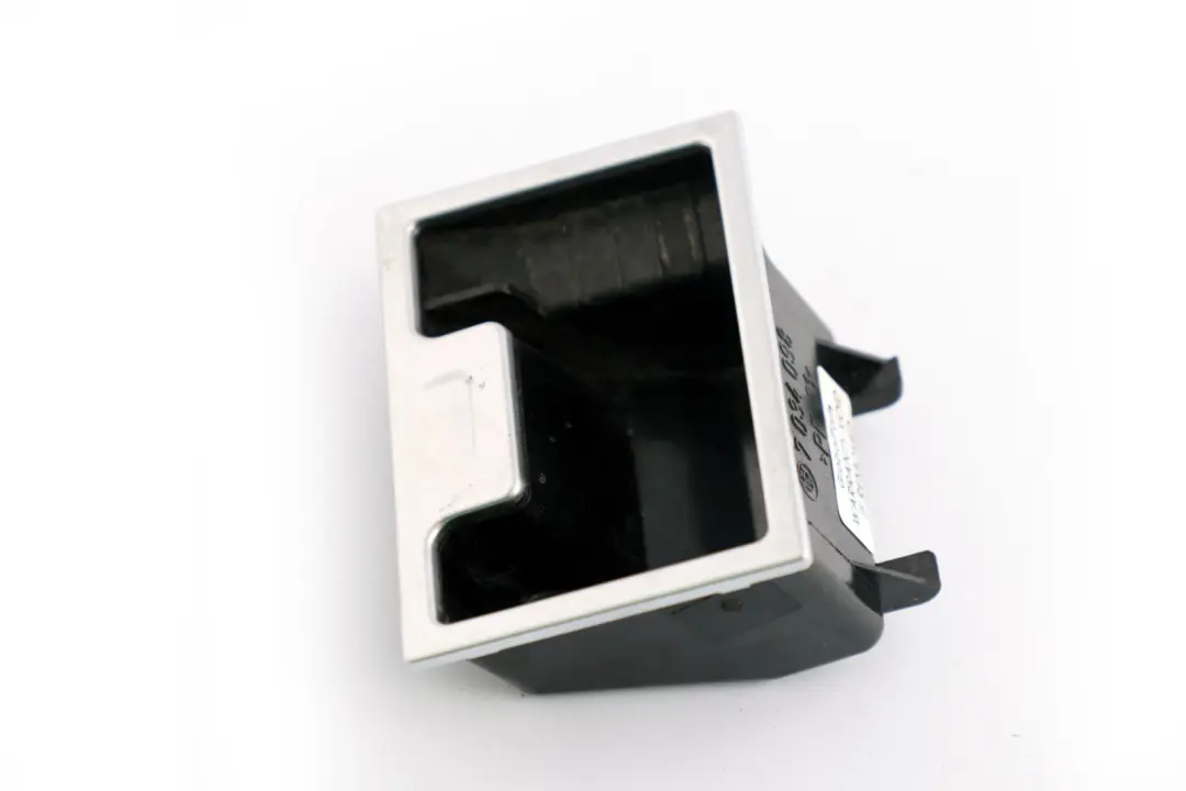 Insert De Cendrier Avant Pour Console Centrale pour BMW E60 E61 à propos du numéro de pièce 7034098 BMW E60 E61 Insert De Cendrier Avant Pour Console Centrale - SKU 7034098 - Numéro de pièce 7034098