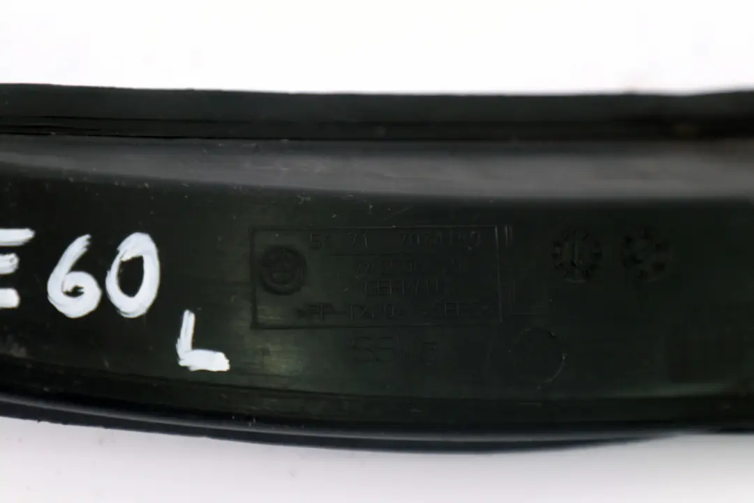 Cofano Anteriore Sinistro Copertura Grondaia Acqua per BMW E60 E61 con numero di parte 7034159 BMW E60 E61 Cofano Anteriore Sinistro Copertura Grondaia Acqua - SKU 7034159 - Numero di parte 7034159