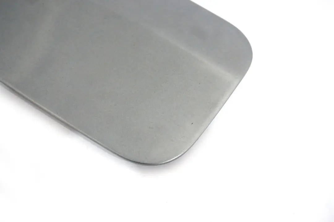 Fill In Flap Silbergrau Metallic Silver Grey A08 para BMW E60 E61 Fuel Cover con número de pieza 7034281 BMW E60 E61 Fuel Cover Fill In Flap Silbergrau Metallic Silver Grey A08 - SKU 7034281-SBG - Número de pieza 7034281