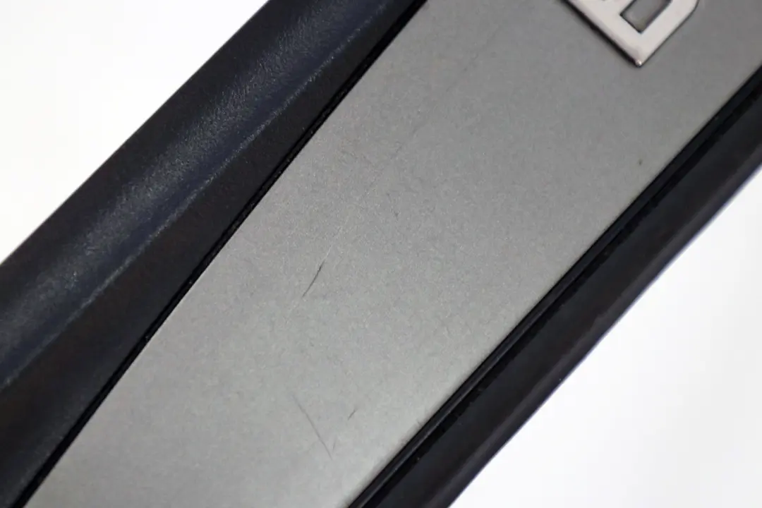 Apertura Ingresso Davanti Destro Nero per BMW Serie E60 E61 con numero di parte 7034304 BMW Serie E60 E61 Apertura Ingresso Davanti Destro Nero - SKU 7034304 - Numero di parte 7034304