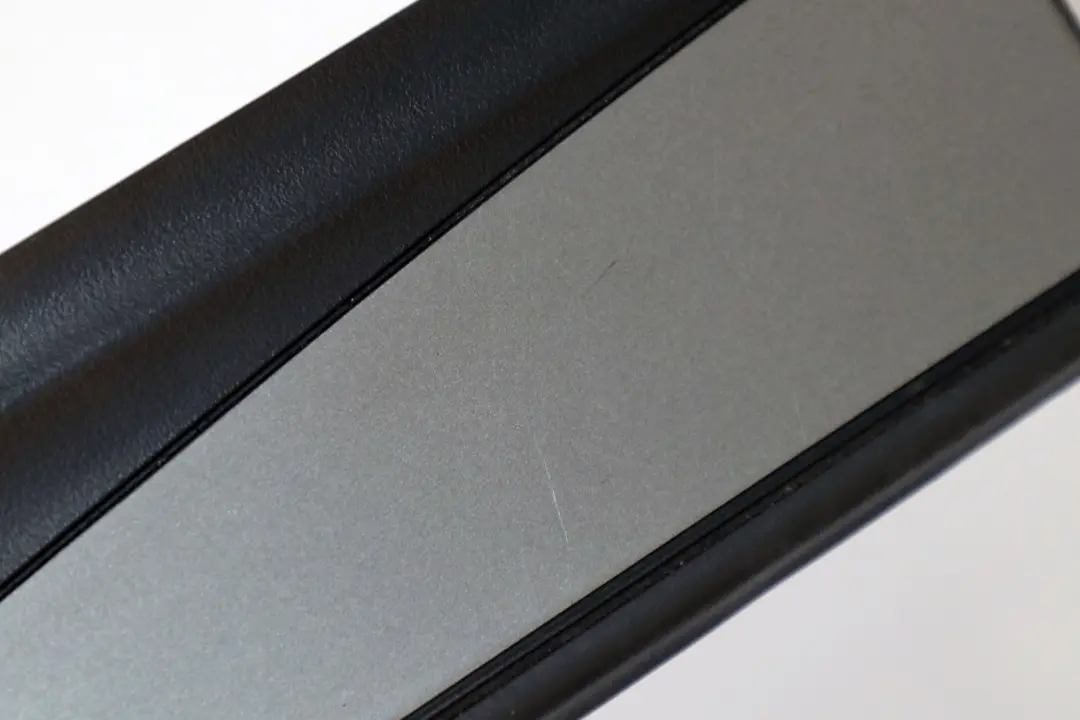BMW E60 E61 Couverture Entree Avant Droite Noir - SKU 7034304 - Numéro de pièce 7034304