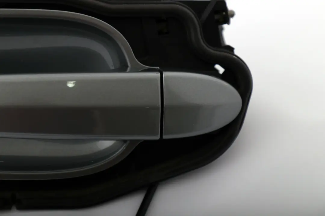 Komplett Griffbügel Hinten Links Spacegrau Space Grey für BMW 5 er E60 E61 mit Teilenummer 7034571 BMW 5 er E60 E61 Komplett Griffbügel Hinten Links Spacegrau Space Grey - SKU 7034571-SCG - Teilenummer 7034571