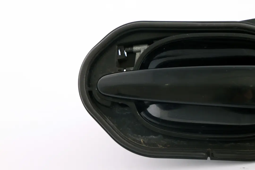Complete Rear Left Grab Handle N/S Schwarz 2 Black 668 to BMW 5 Series E60 E61 with Part number 7034571 BMW 5 Series E60 E61 Complete Rear Left Grab Handle N/S Schwarz 2 Black 668 - SKU 7034571-SCH - Part number 7034571