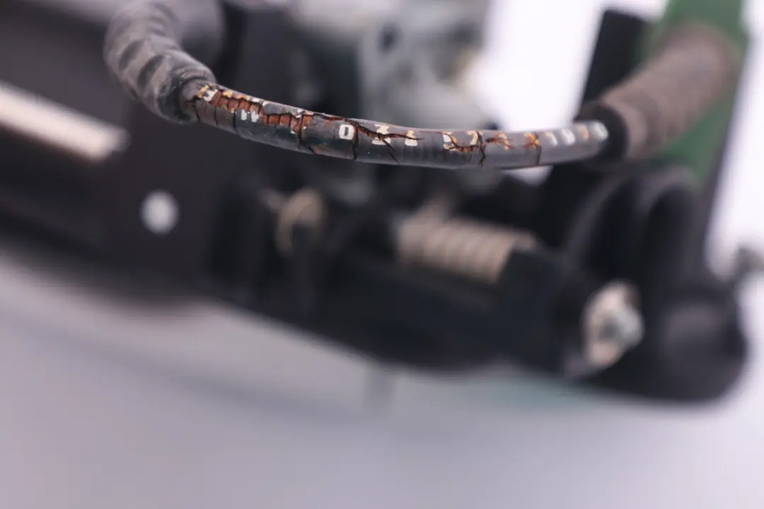 Complete Rear Left Grab Handle N/S Titansilber Silver to BMW 5 Series E60 E61 with Part number 7034571 BMW 5 Series E60 E61 Complete Rear Left Grab Handle N/S Titansilber Silver - SKU 7034571-TS - Part number 7034571