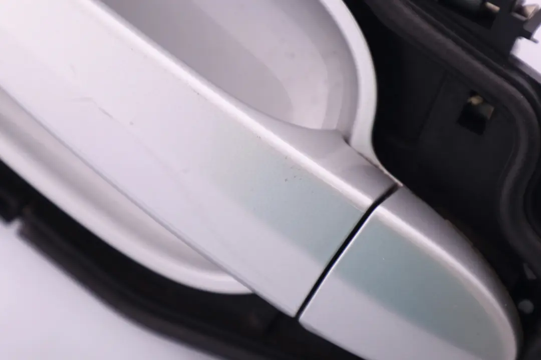 Completo Maniglia Posteriore SX Argento-Titanio Argento 354 per BMW E60 E61 con numero di parte 7034571 BMW E60 E61 Completo Maniglia Posteriore SX Argento-Titanio Argento 354 - SKU 7034571-TS - Numero di parte 7034571