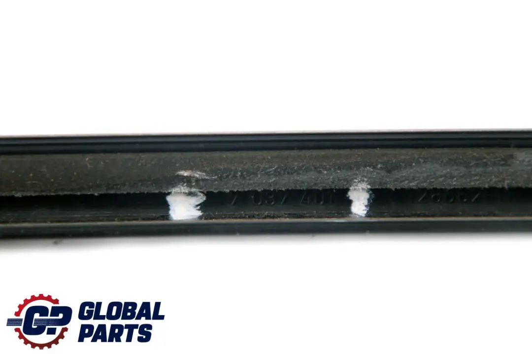 Tapa Columna D Embellecedor Exterior Tira Izquierda para Mini Cooper R50 R52 con número de pieza 7037401 Mini Cooper R50 R52 Tapa Columna D Embellecedor Exterior Tira Izquierda - SKU 7037401 - Número de pieza 7037401