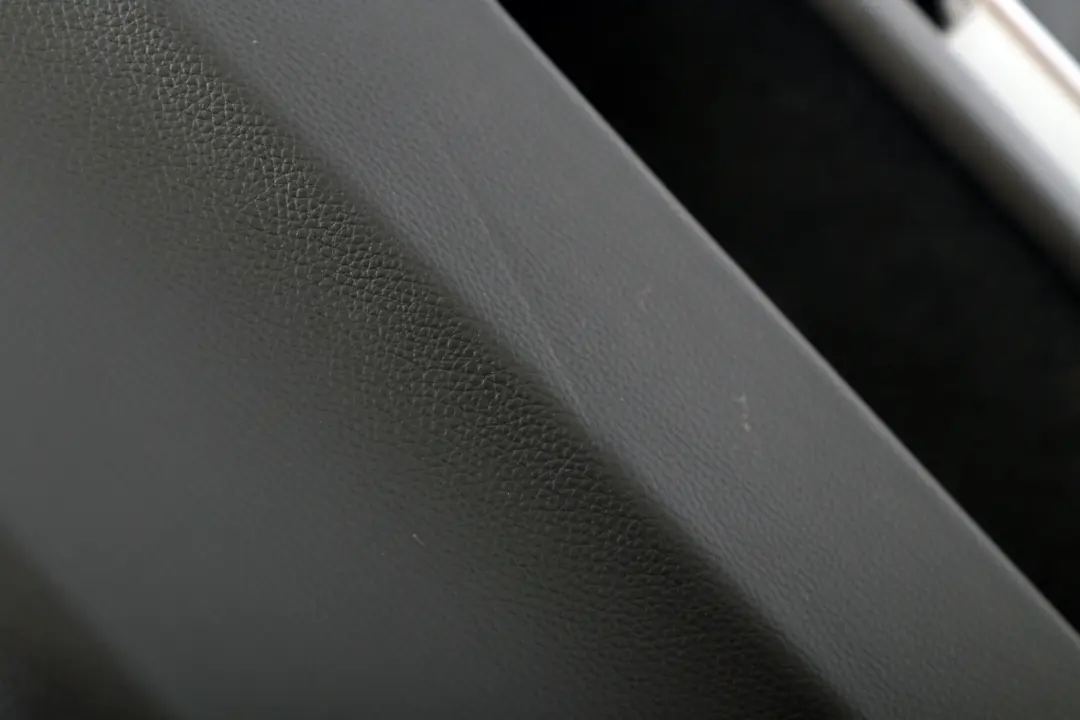 Pannello Porta Pelle Posteriore Sinistra Nero per BMW E65 con numero di parte 7038707 BMW E65 Pannello Porta Pelle Posteriore Sinistra Nero - SKU 7038707 - Numero di parte 7038707