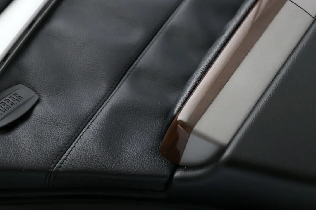 Boczek drzwi lewy tył schwarz skóra do BMW 7 E65 o numerze 7038707 BMW 7 E65 Boczek drzwi lewy tył schwarz skóra - SKU 7038707 - Numer Części 7038707