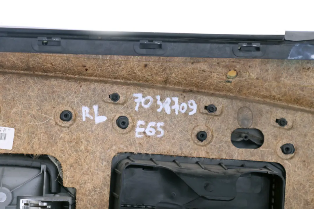 Panel Embellecedor Forro Piel Gris Puerta Trasera Izquierda para BMW E65 con número de pieza 7038709 BMW E65 Panel Embellecedor Forro Piel Gris Puerta Trasera Izquierda - SKU 7038709 - Número de pieza 7038709