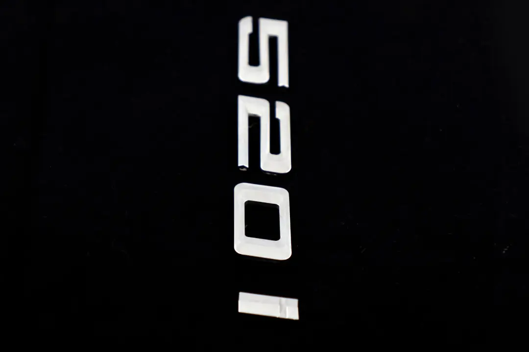 Lettering Logo Emblema Inscripcion 520i para BMW E60 E60N E61 LCI con número de pieza 7039782 BMW E60 E60N E61 LCI Lettering Logo Emblema Inscripcion 520i - SKU 7039782 - Número de pieza 7039782