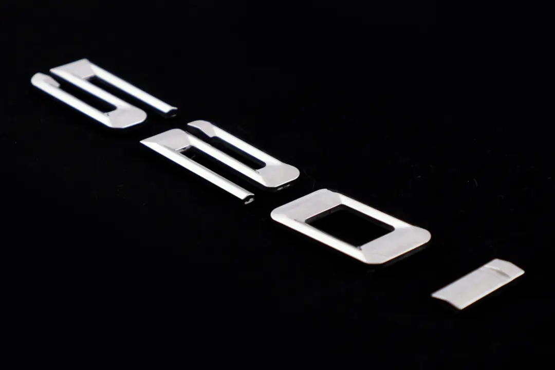 BMW E60 E60N E61 LCI Lettering Logo Emblema Inscripcion 520i - SKU 7039782 - Número de pieza 7039782