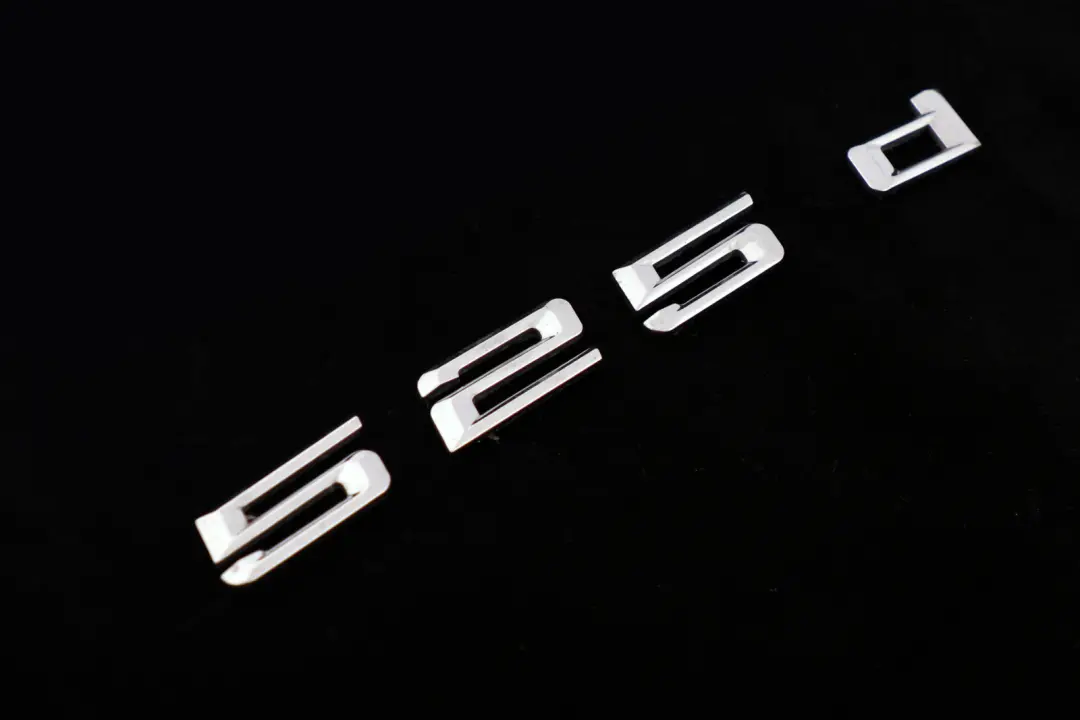 Scritta 525d per BMW E60 E60N E61 LCI con numero di parte 7039785 BMW E60 E60N E61 LCI Scritta 525d - SKU 7039785 - Numero di parte 7039785