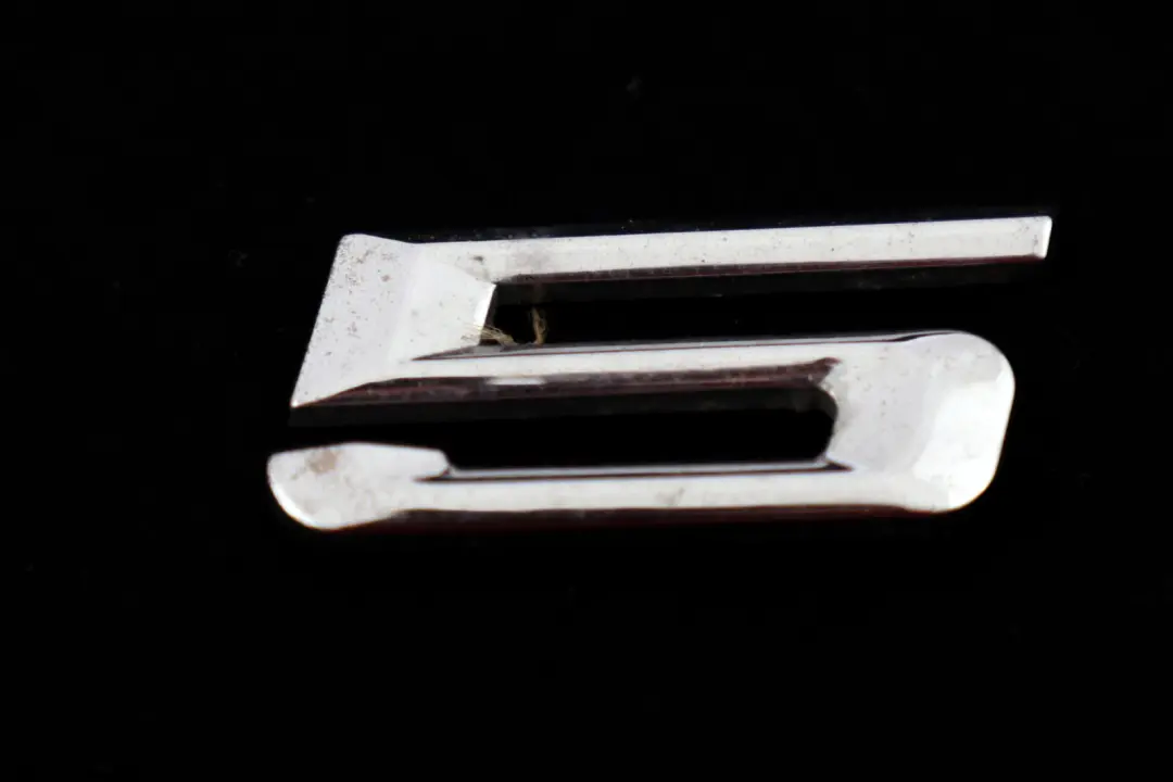 Scritta 525d per BMW E60 E60N E61 LCI con numero di parte 7039785 BMW E60 E60N E61 LCI Scritta 525d - SKU 7039785 - Numero di parte 7039785